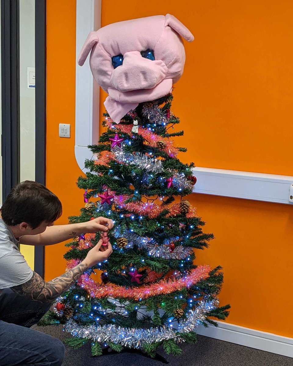 FoxByteGames's tweet image. It is getting jolly up in the studio! Of course there will be pigs.. pigs everywhere 🐷🎄🎁🦊

#Gamedevs #Indedev #FoxByteGames #HolidaySeason #HolidayDecor