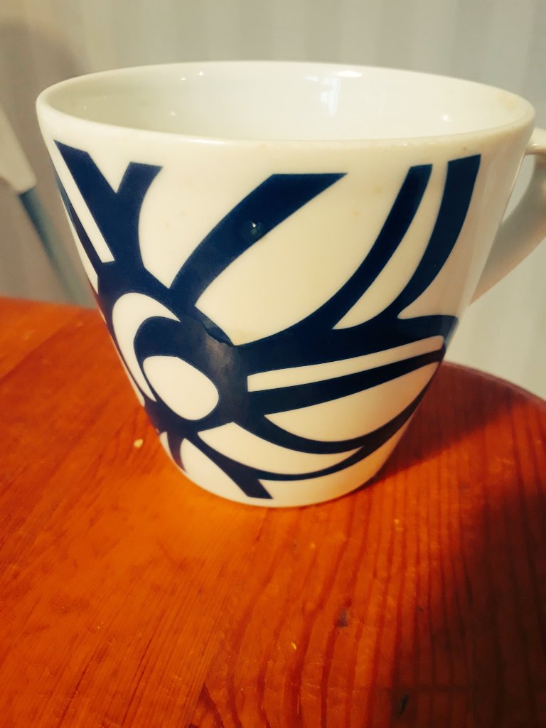 labanofsweden's tweet photo. Efterlysning! Vet någon var jag kan köpa en sån här mugg eller kopp och fat med detta mönstret från Rörstrand? #rörstrand #mugg #porslin #kaffekopp https://t.co/Tlw7cEAxdb