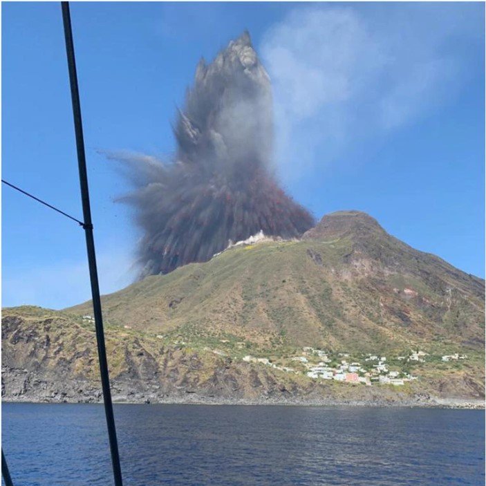 A new paper published on @bullvolc 
Prof. Guido Giordano and @Gianfillo describe the events of the 2019 #stromboli  #paroxysm. Enjoy reading it! 

rdcu.be/cbX6d