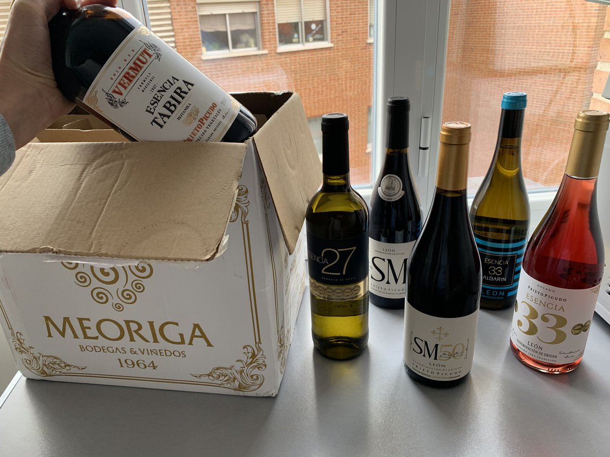 rocio_fdezg's tweet photo. Acabo de recibir el suministro para #Navidad de @BodegasMeoriga incluidos encargos que me han hecho varias amigas de #vermut #Tabira Cómo triunfa! 😋🍷 🥃 #vino #DOLeón #vinos #Mayorga #mitierra #Meoriga #Esencia27 vino semidulce más premiado de España https://t.co/1dtVfegQfu