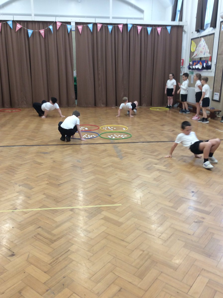 FtpsSLizards's tweet photo. Festive fitness fun in PE today ❤️🎄 #fitness #festive #ftps #sandlizards  @ForestTown_PE https://t.co/uxvs02Jm8n