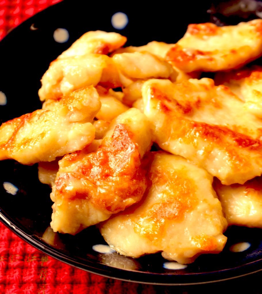 つくりおき食堂まりえ 鶏むね肉 と チーズ は最強の組み合わせ 材料4つ 鶏むね肉のこんがりチーズ焼き 胸肉 鶏がらスープ 片栗粉 とろけるチーズ 鶏肉の旨みをとじこめてカリカリに香ばしくなった衣に とろけるチーズの旨みがからんで最高です