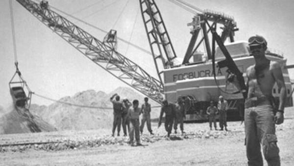 (7) En los años 60, por iniciativa personal de Franco, que deseaba mantener el Sáhara, se realizaron inversiones en infraestructuras y prospecciones (fosfatos de BuCraa), fomentando la inmigración desde Canarias y la Península, y ante la presión marroquí, se entregó Ifni.