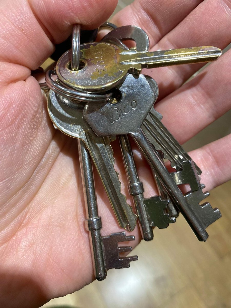 goforsimplicity's tweet image. * * * KEYS FOUND * * * in Rayners Lane, Village Way. Please share. Looks like lots of keys so I’m sure someone is looking. #Harrow #KeysFound #RaynersLane @harrowonline