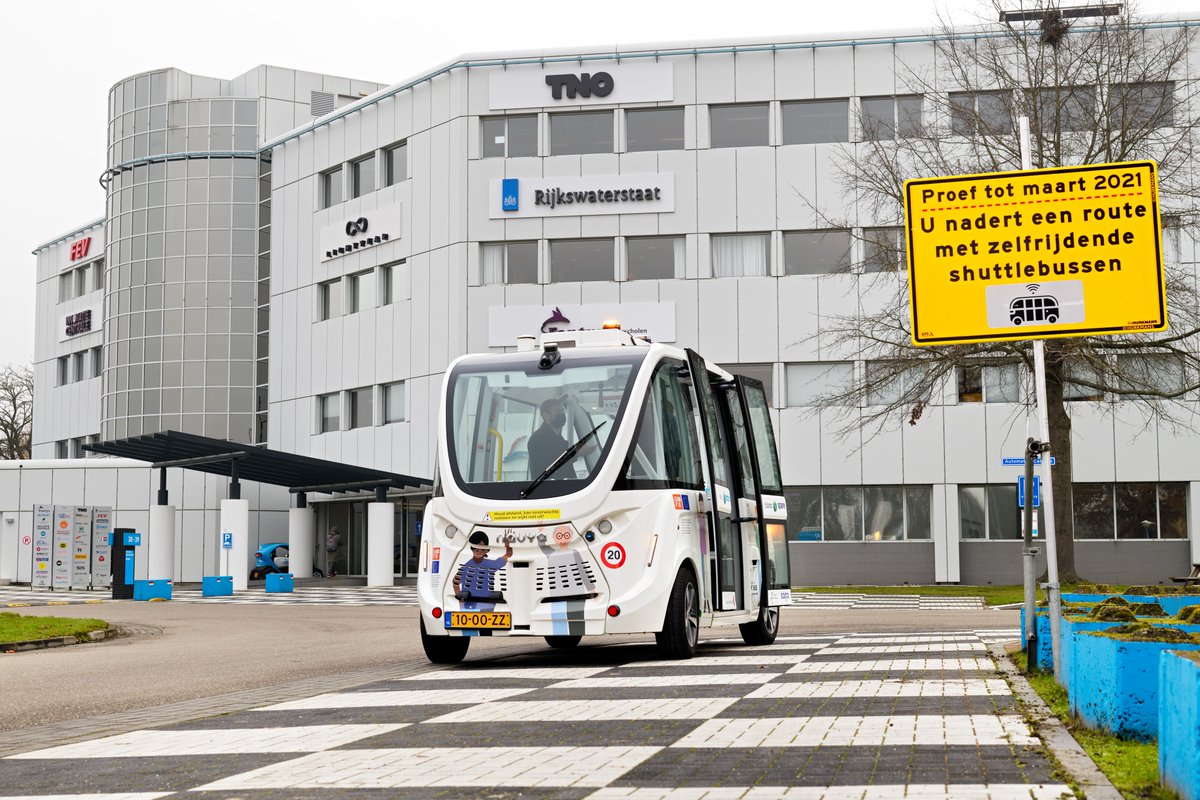 gemeenteHelmond's tweet photo. Het is zover: de zelfrijdende minibus is in Helmond. Vanaf vandaag starten de voorbereidingen voor de proef met de #zelfrijdendeminibus van het Europese project #FABULOS in Helmond. Meer info: https://t.co/qV5CIcaGhL #brainportsmartdistrict #slimmemobiliteit #duurzaam #smartwayz https://t.co/CfmCon8j9N