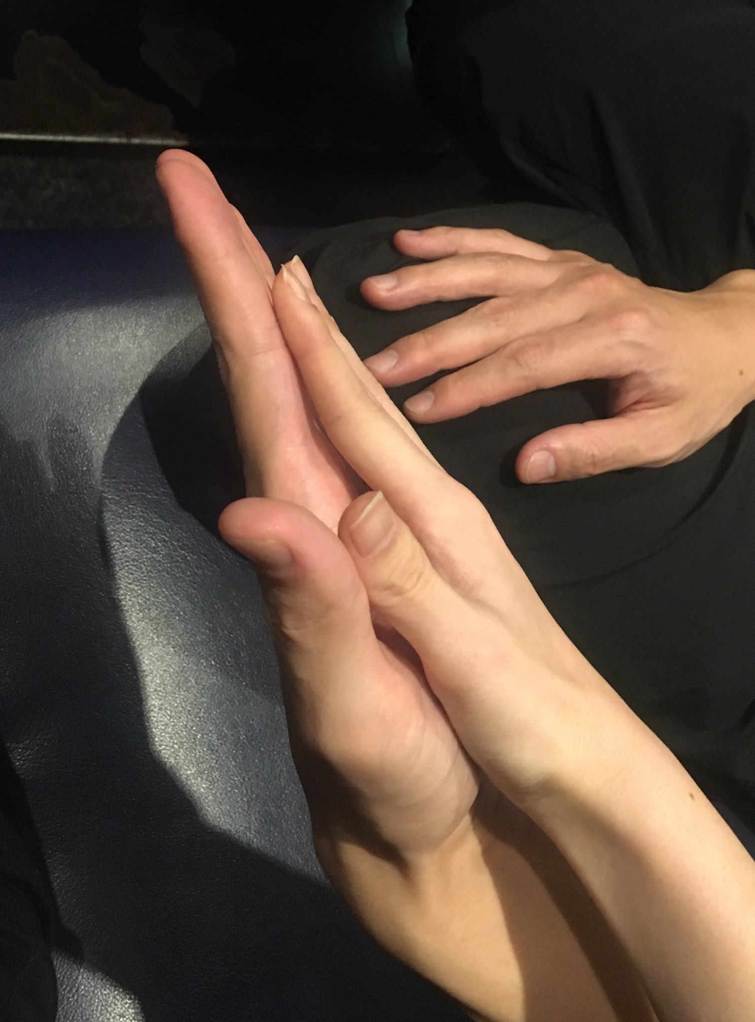 Twitter এ きくちゆーり 女性の中でも手が小さい私と 男性の中でも手が大きい恋人の手の差やばい しかし私ほどの手フェチになると映りこんだ手の方がやばい T Co Qwpbsnh0yj ট ইট র