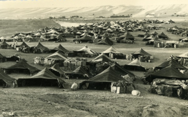 (10) Fundó el Movimiento de Liberación (1968), antecedente del Frente Polisario, pero entonces era un movimiento que buscaba primero la autonomía y luego la independencia por medios pacíficos. El 17-06-1970 organizó una manifestación en el barrio de Zemla (El Aaiún).