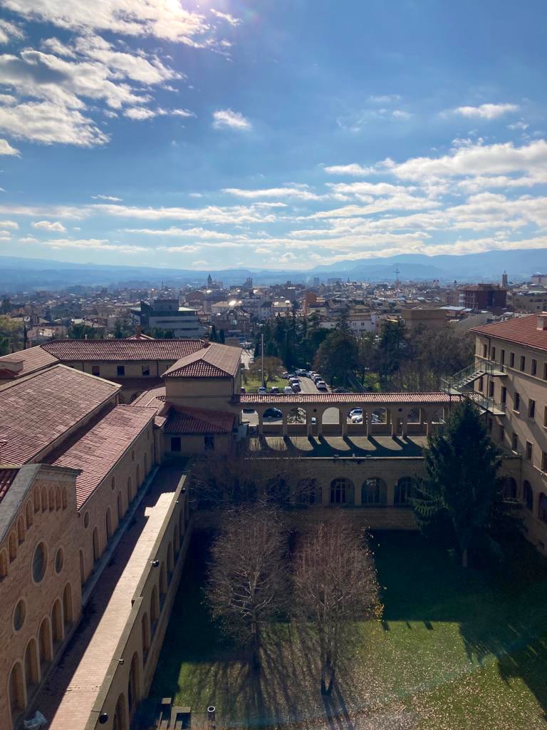 SeminariVic's tweet photo. I quin dia avui!! 🤗🤗🤗

Des de la Torre Menor del Seminari Vic, el punt més alt de la ciutat de Vic. 

#SeminariVic #formació #edificidelsaber https://t.co/Ru3tiVttyp
