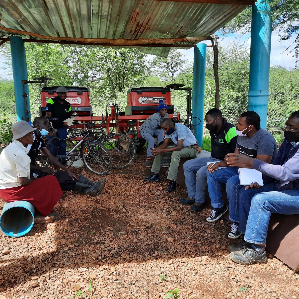 MichaelDawes01's tweet image. &apos;It all started w the thresher.&apos; Hauke Irrig Schm depended on crop prodctn b4 #MELANA_Mkts introdcd a threshing model. 3yrs later they provide trnsprt services w trailer purchasd fm profits. Nw planning 2by a 2nd thresher @apt_zimbabwe @ZRBFZIM @UKinZimbabwe @euinzim @SwedeninZW