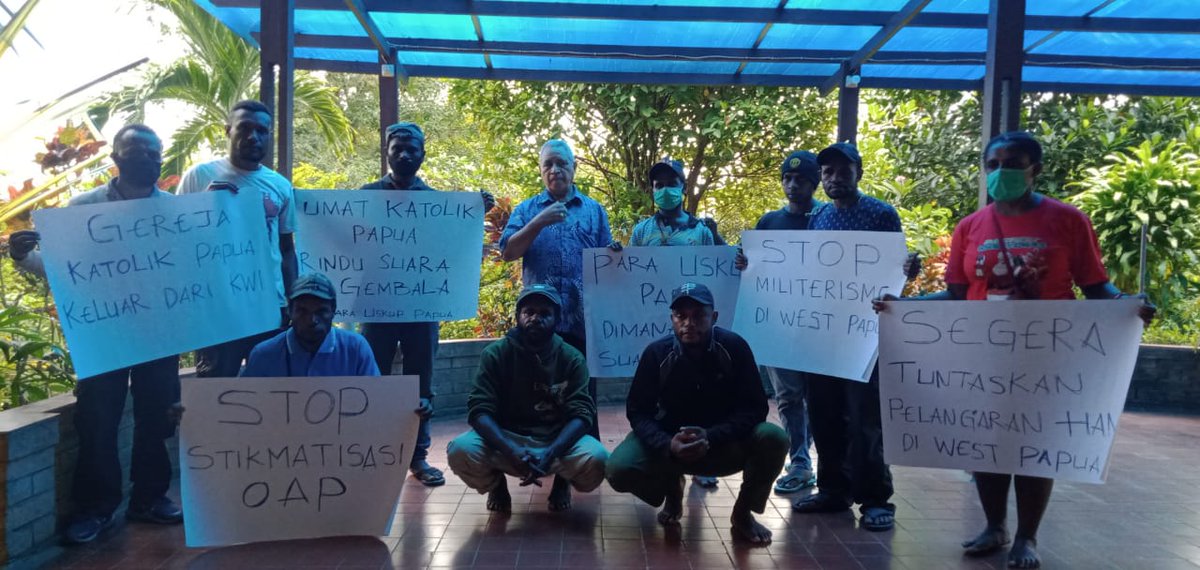 BenjaminLagowan's tweet photo. Hari ini 10 Desember 2020 uskup Jayapura, Papua didemo umatnya dalam rangka hari HAM Se-dunia. Umat minta agar pimpinan Gereja Katolik bicara lantang menanggapi pelanggaran HAM  di Papua. Foto: Umat bersama Uskup Jayapura Mgr. Leo Laba Ladjar, OFM. https://t.co/E2l4s8iSo9