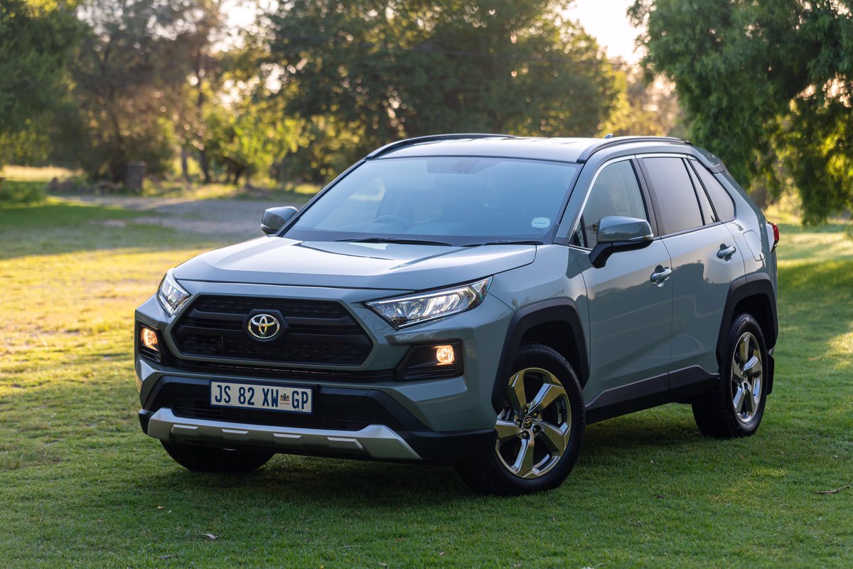 khuleonwheels's tweet photo. Toyota claims a combined fuel consumption of 6.5 - 6.8-litres/100 km. Prices start from R552,600. πΈ: @PixelKollective
#ToyotaRAV4 #ExpectIncredible https://t.co/6cPoYCJV19