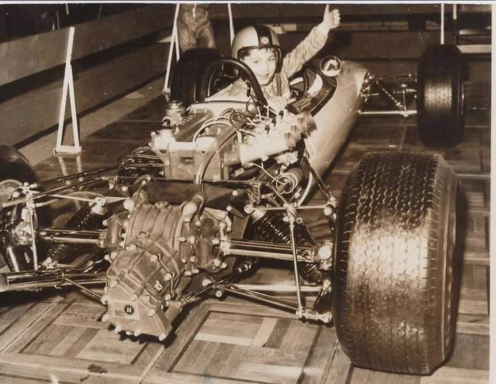 ClubLotusFrance's tweet photo. "Youpi Noël !" c'est dans 15 jours !!! (Lotus 41 Formule Libre 1600 TC au Racing Car Show Londres janvier 1967) #Lotus #Type41 #RacingCarShow #Noël #Christmas @ClassicLotus @lotuscars @ClubLotusFrance https://t.co/LEPUVmmuVd