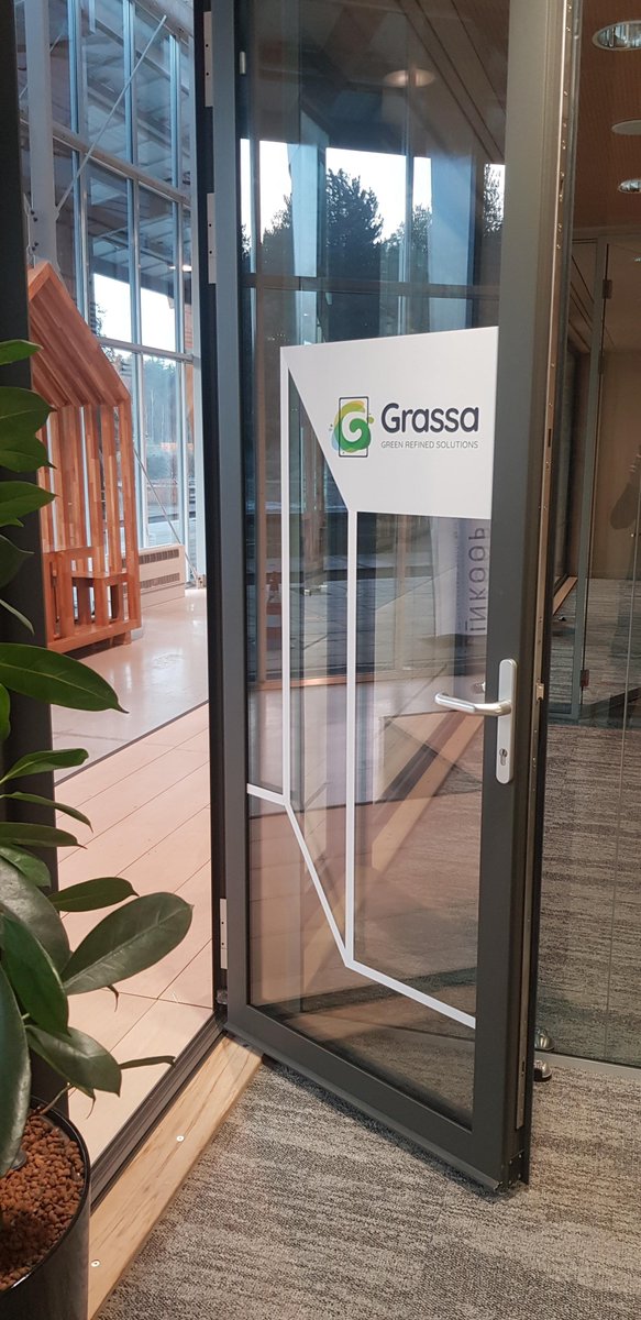 Superblij met het nieuwe logo op de ingang van ons kantoor in <a href="/villafloravenlo/">Villa Flora Venlo</a> op de @BL_CampusVenlo met dank aan #WeemenLimburg <a href="/GrassaVenlo/">Grassa!</a>