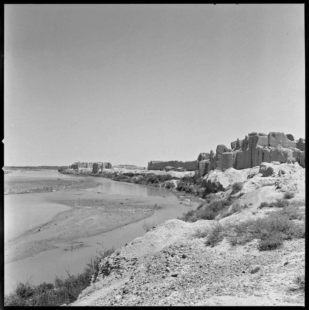 pushing its walls out to the banks of a bend in the  #Helmand River. Built of adobe reinforced with timber on a foundation of baked brick or stone, the crumbling walls of the palace retain segments of carved and painted stucco decoration from the  #Ghurid period.