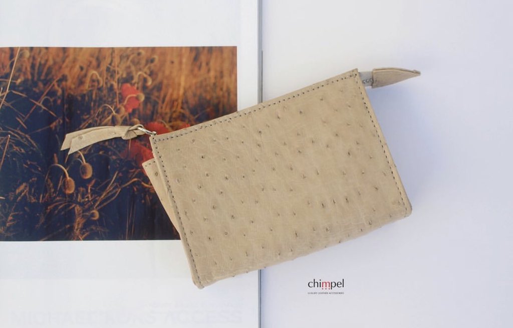 ChimpelM's tweet image. Our cosmetic purse is made with ethically sourced ostrich leather, perfect for just the essentials.💄Handmade in South Africa  Shop Chimpel.co.za #chimpel
.
.
.
#sourcedethically #proudlysa #handmade #exoticleather #purse #shoplocal