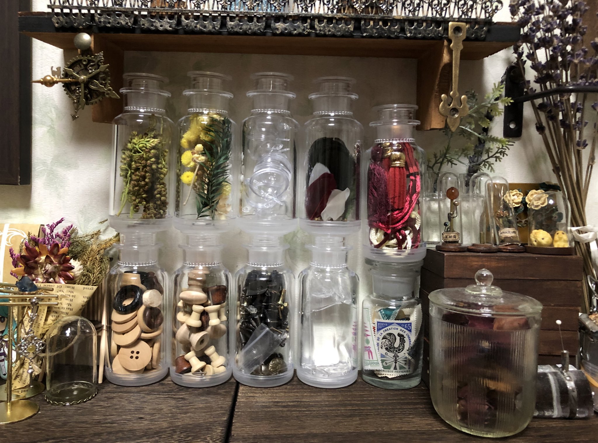 ちの Twitter પર ダイソーのスパイス入れを ポーションの薬瓶に見立ててパーツの収納にしたのやはり正解 右下だけ持ってたガラスの瓶 10個綺麗に収まらなかった そこだけ残念