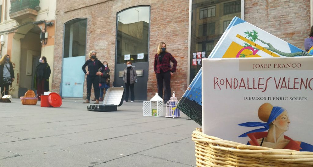 ComunsComLleida's tweet photo. El @parlamentcat aprova la proposta d'@EnComu_Podem pel reconeixement del col·lectiu de la narració oral dins les arts escèniques. La seva feina requereix major reconeixement i suport públic, i s'ha vist molt afectada per la suspensió d'activitats per la pandèmia de Covid-19. 📖 https://t.co/A6iDnuowKT