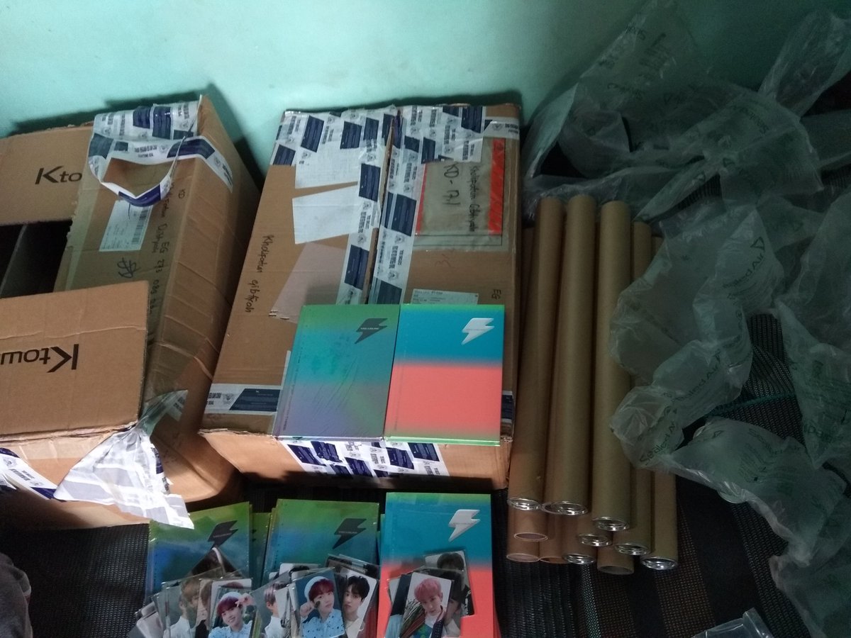 tii0805's tweet photo. Arrived at home^^
Yang biasa packing albuk cm sebiji duabiji , liat segini banyak rasanya nanonano😆 Hwaiting 💪🏼
Ada sisa stock yaa tapi dikit banget 😊
☑️Sealed + poster + pc benefit by ktown.
Bisa dm buat tanya harga + benefit. Thank u ❤️
#treasurechapter3
#albumtreasurech3 https://t.co/QBh80T8IT3