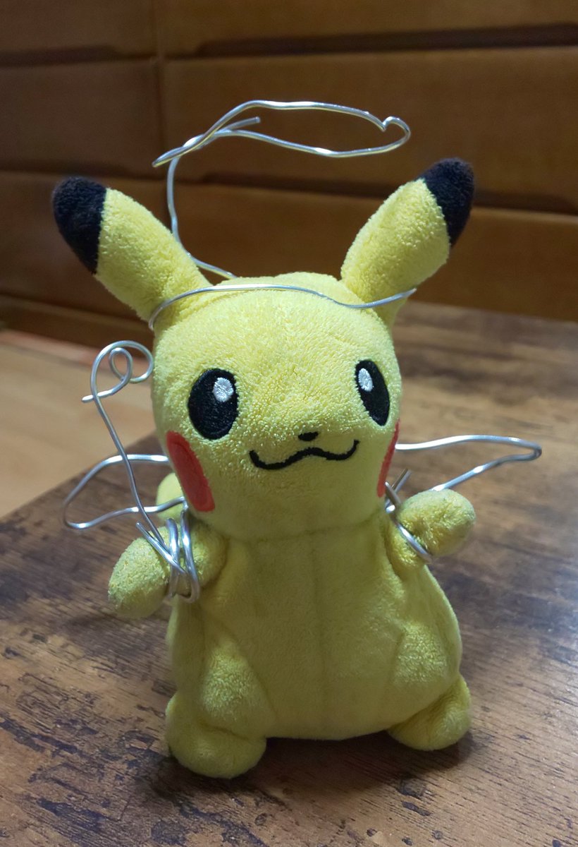 息子にーちゃんは天使の羽と輪っかを作ってくれたピカ カッコいいピカ 母かーちゃんが魔法の杖も作ってくれたけど 正直 息子にーちゃんの方が才能あるピカ ぬい撮り ポケモン ピカチュウ ピカわいい ツイレポ
