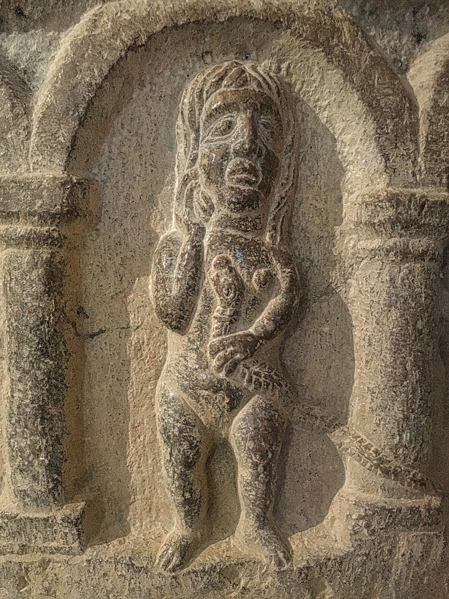 RomanicoEspana's tweet photo. Rescatamos para nuestro #JuevesDePilas de hoy la preciosa pila bautismal románica de Sant Feliu de Beuda (Garrotxa - Girona), con esa más que gráfica alusión al Pecado Original que habrá de ser borrado mediante las aguas sacramentales #FelizJueves #BuenosDias https://t.co/uTSWD79Cgo