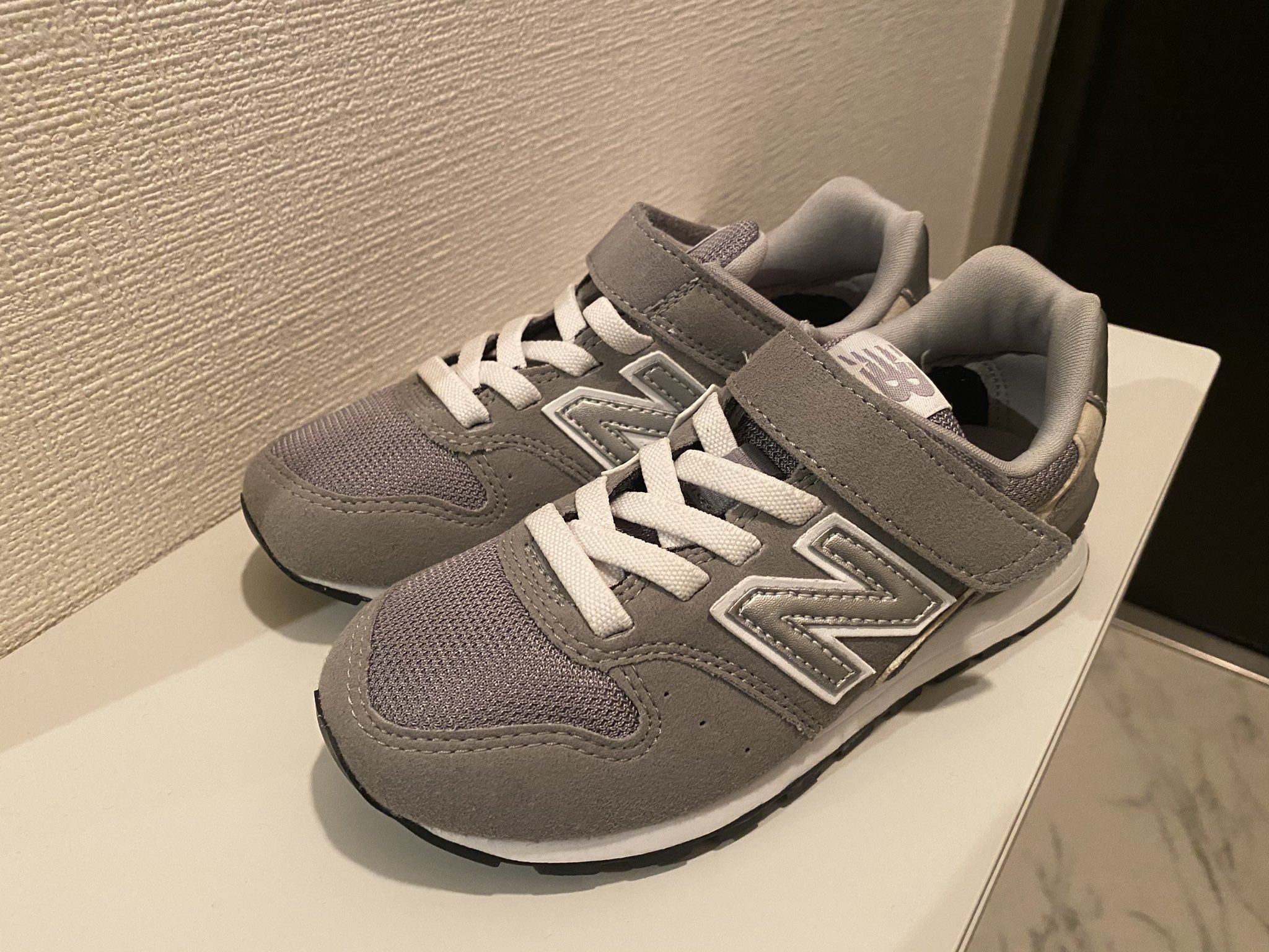 Maki 娘の通学用の靴がサイズアウトしたので購入しました ここ数年はずっとnewbalanceのグレーを買い替え愛用 スニーカーは他に1足持っているのですが Nbばかり好んで履く娘 娘にもミニマリストの素質があるのかなぁと思って見ている今日この頃です