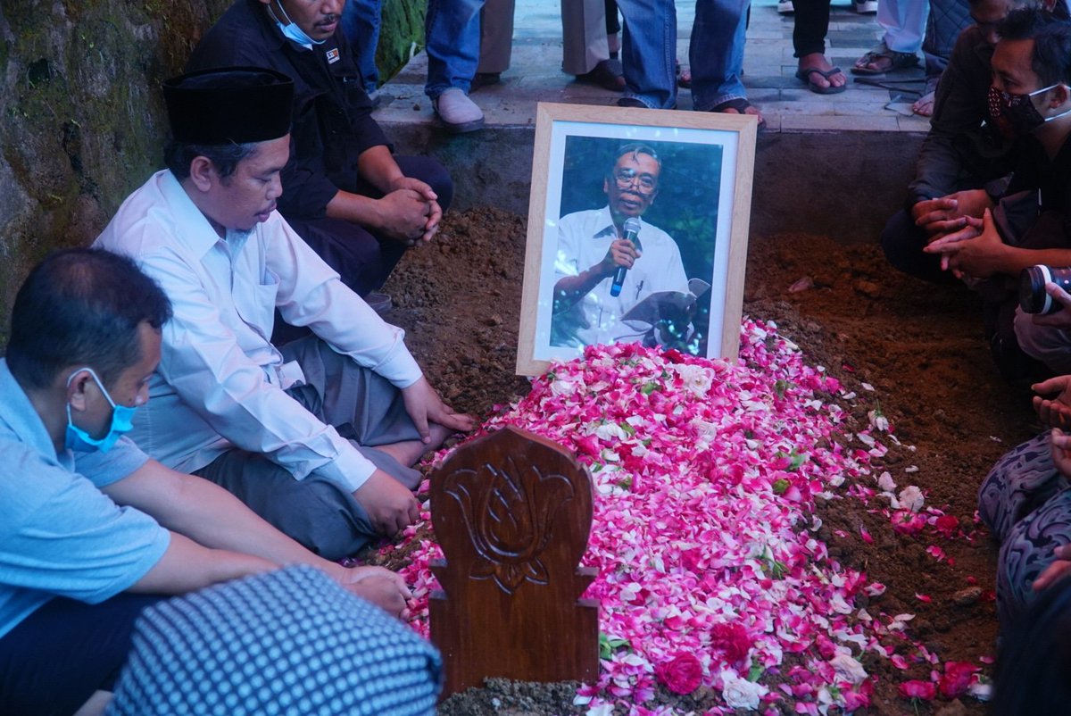 caknundotcom's tweet photo. Prosesi pemakaman Bapak Iman Budi Santosa di Makam Seniman Girisapto, Imogiri, Yogyakarta (10/12) https://t.co/VeLLnEEaB6