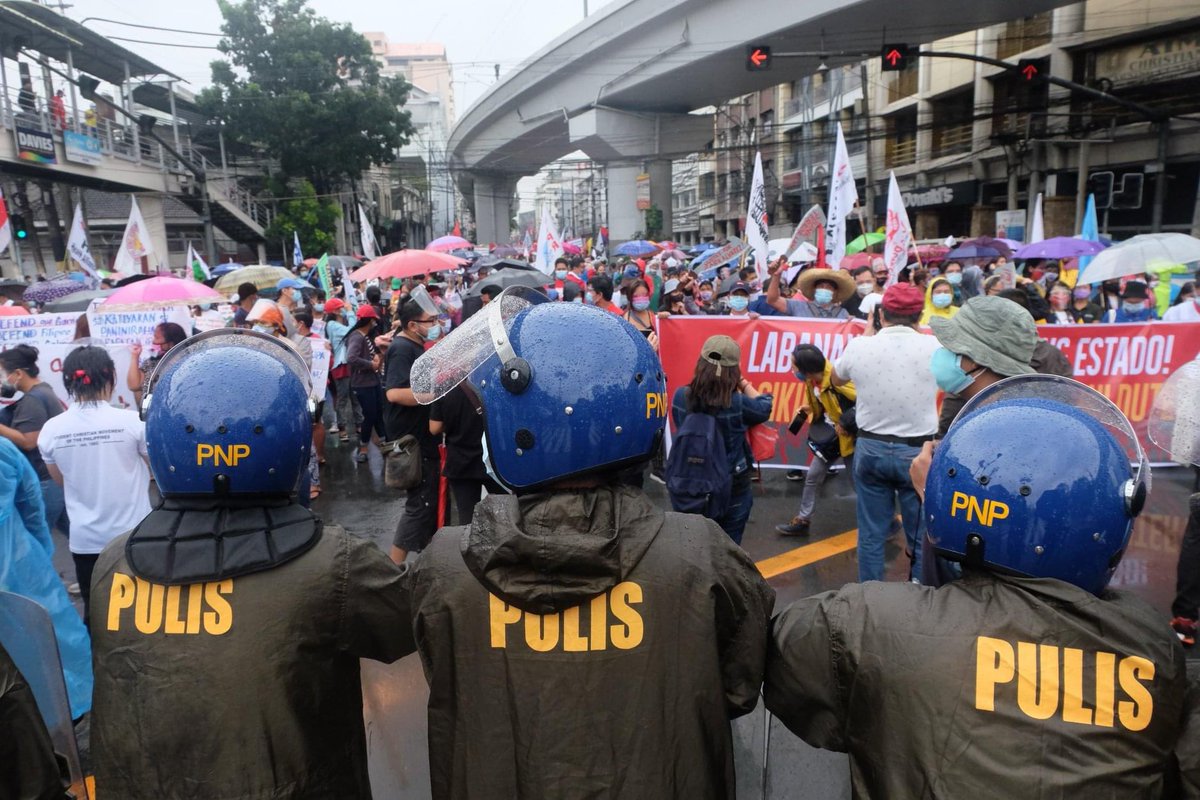 350_asia's tweet photo. 350 Pilipinas joined the contingent of environmentalists, scientists, and climate activists in marching to #FightStateTerror and to say #NotoRedTagging on International #HumanRightsDay .
Photos by Ka Le and AC Dimatatac https://t.co/TFWd8L2Tyw