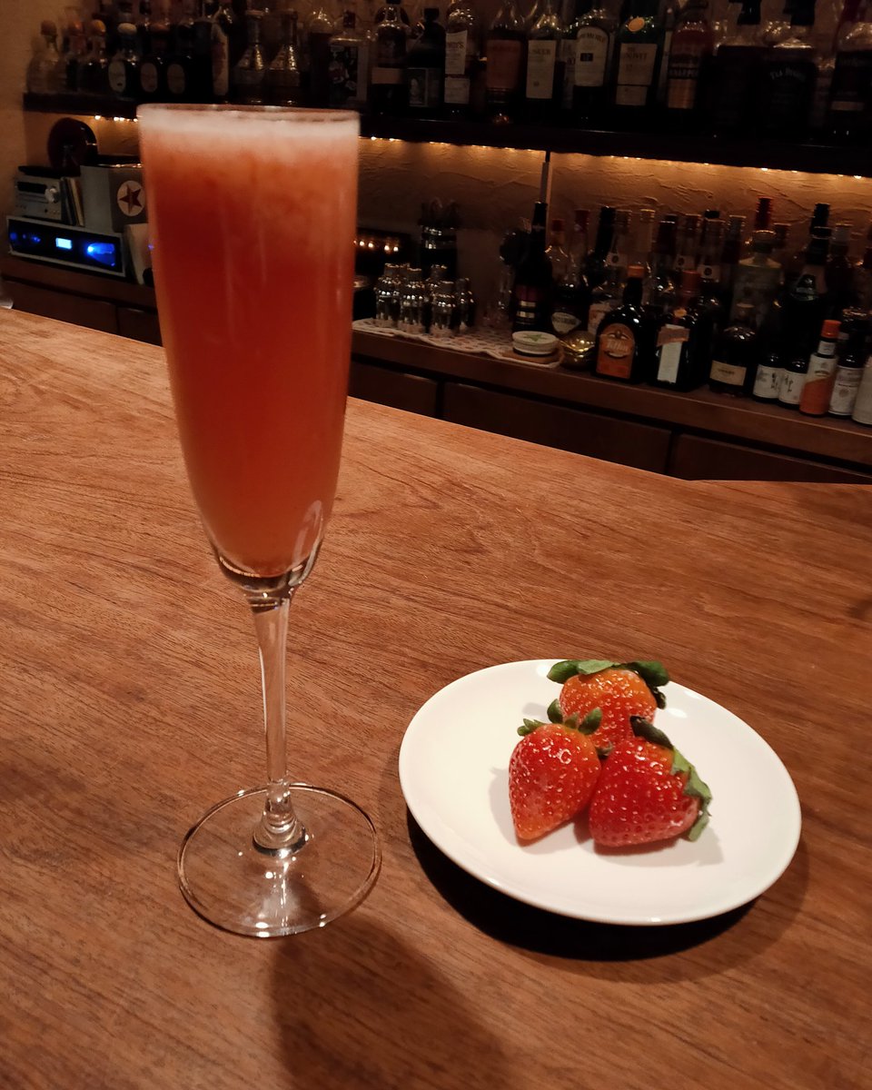 Bar Pleasure 毎年この時期に出している いちごを使ったシャンパンカクテルpleasure いつかのメリークリスマス この時期のみなのでぜひ一度飲んでみて下さい 既にオープンしております Bz Bzbar Barpleasure 稲葉浩志 松本孝弘 いつかの