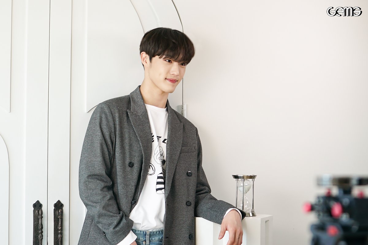 genieoriginal's tweet photo. [📷] 나 웃음 많은 사람이었네,,,,,,😇 보기만 해도 웃음이 절로 나오는 이 시대 최고의 개그맨 현석이😉아이돌미술관 비하인드 사진 공개💞 #CIX @CIX_Official 

N차 관람👉 https://t.co/E1EObUalHG https://t.co/HDS8FAxtki