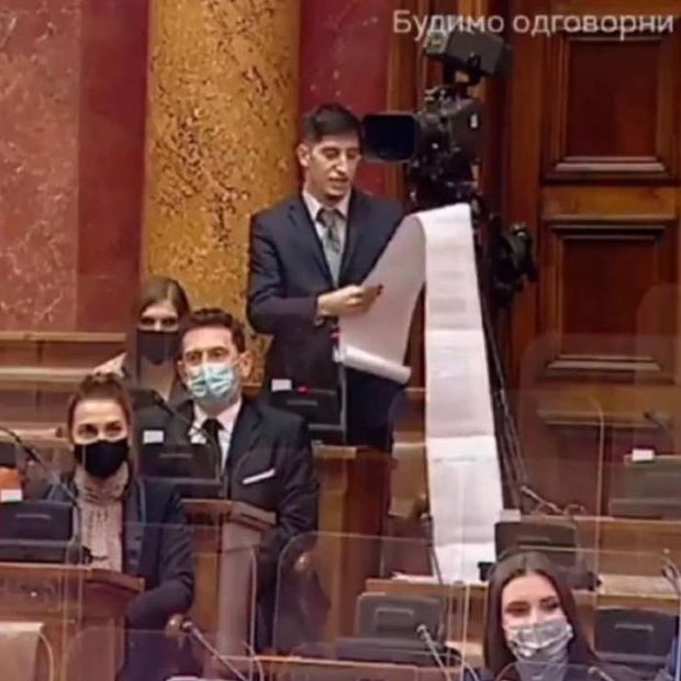- Мамо ќе одам до продавница, треба нешто?

Мајка ми: