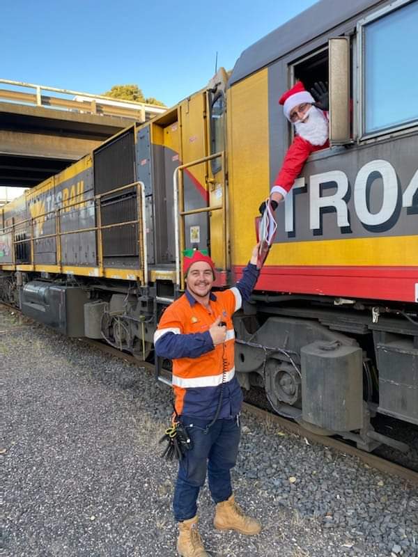 Even Santa's little helpers need helpers in a busy railyard. 🎅🚂 It's all about safety and teamwork. TasRail's Christmas Train is on the North West Coast this evening. #wearetasrail <a href="/abchobart/">ABC Hobart</a> <a href="/TrackSAFE/">TrackSAFE</a>