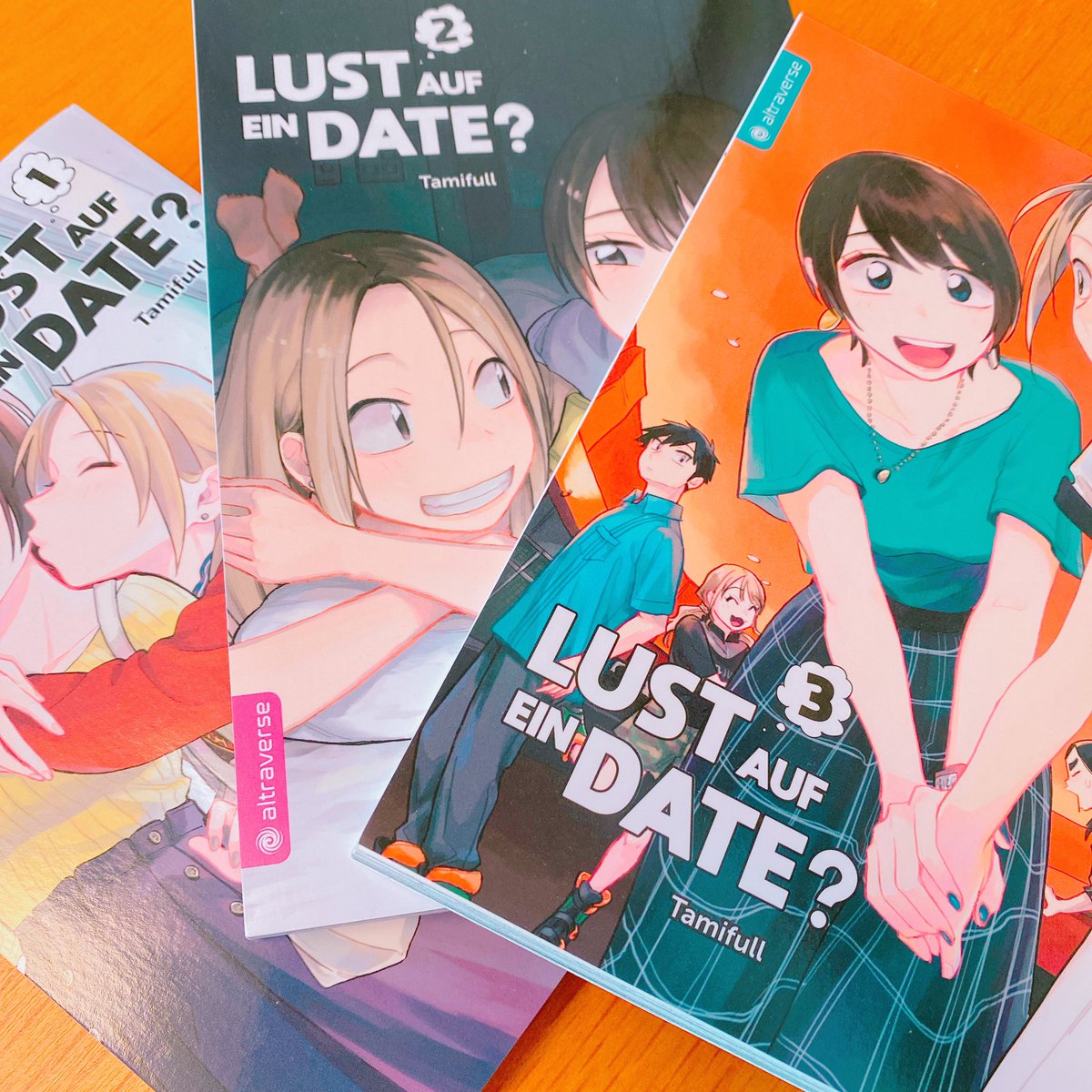 ドイツ語版の付きかな2〜3巻がふらっと届きました?
すごい!と思ったのは擬音を訳した際に余ったスペースに、私のタッチっぽく絵が描き出されてたとこ…(右上の志帆先輩のコマ)自分で描いたのかと思った! 