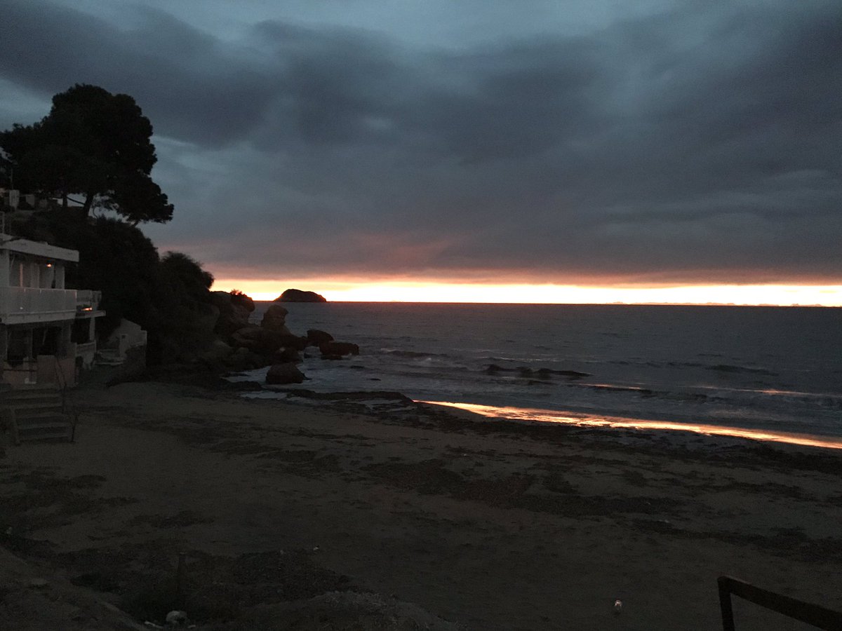 Con la ayuda del viento que corta las nubes de un tajo, el sol intenta recuperar sus dominios. Amaneciendo en San Juan de los Terreros, donde este año el invierno ha robado casi un mes al otoño.