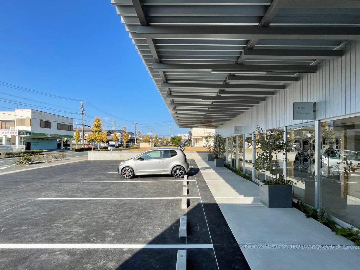 Takashi Watanabe 6号店になる今回は Ecoランドリーの店名に初めて プラス が付いた複合店舗となります 一緒にオープンするのは 行列のできる人気店 おやつカフェ Guug さんの新店舗 トーストカフェguug さん 場所は磐田市立富士見小学校前です