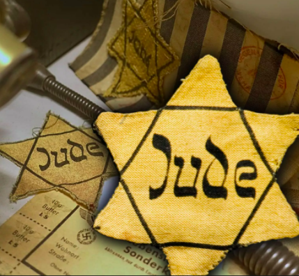 Kesamaan terakhir adalah diwajibkannya pemakaian "badge" sebagai bentuk pembeda antara ras dominan dan ras inferior.Menariknya, baik pada kasus Eldia maupun Yahudi Eropa (pada zaman Nazi), penanda mereka sama-sama berupa badge bintang berwarna kuning. Kebetulan semata?