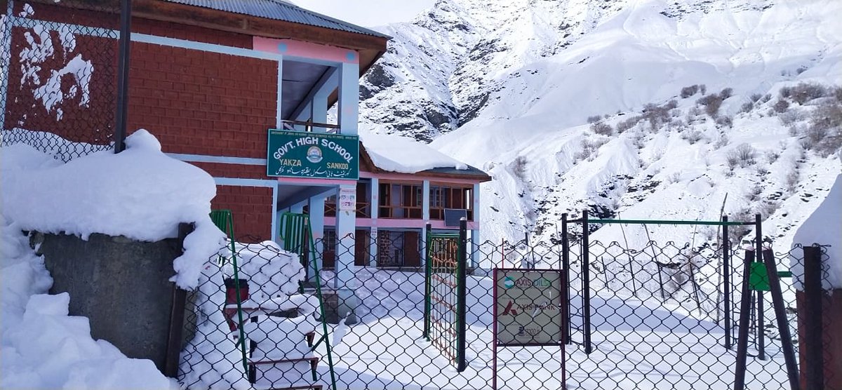 17000ft's tweet photo. Winter look - High School Yakza in Sankoo block of #Kargil district!
#ngoladakh #resilientladakh #education #lehladakh #kargilladakh #axisdilse
@axis_bank @sujatasahu @17000ftSahu PC:@MohmadAbidi https://t.co/80Cw1HrSQX