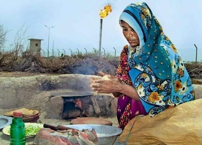 Ahmjee's tweet photo. Are People Of Sindh humans for you if "YES" then where are our rights? our student's are being forcefully disappeared Our island's are being sold and when we QUESTION you we are "GADDAR".
پڇون آخر پڇون ڪَنھن کا اسان جو ڏوهه ڪھڙو آ🤐
#HumanRightsDay https://t.co/4Sqj66MNAR
