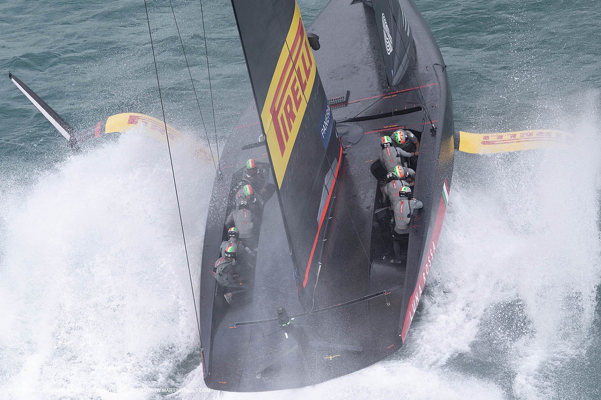 First aerial photos of the #foiling AC75 in solid wind, that's here: martin-raget.com/folio/2616/pra… #sailing #americascup #voile #lunarossa #EmiratesTeamNZ