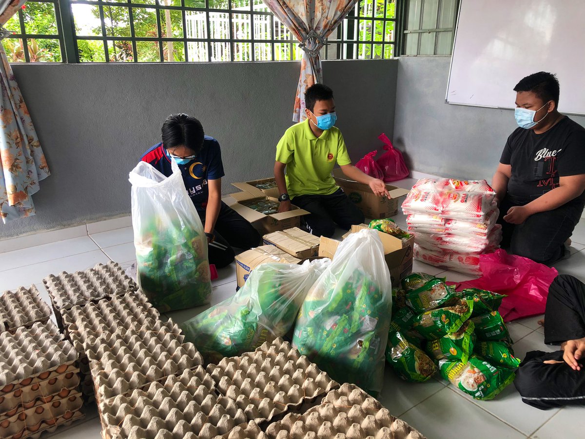 BULBONPROJECT's tweet photo. Stage 1: Completed ✔️ 

The 2nd series of Kongsi Rezeki Project with our young volunteers (F4-F5 students today) We managed to prep 50 food-aid packs for the distribution this Saturday for B40 families. Many thanks to our volunteers for their hard work today! https://t.co/PkesAFZ864