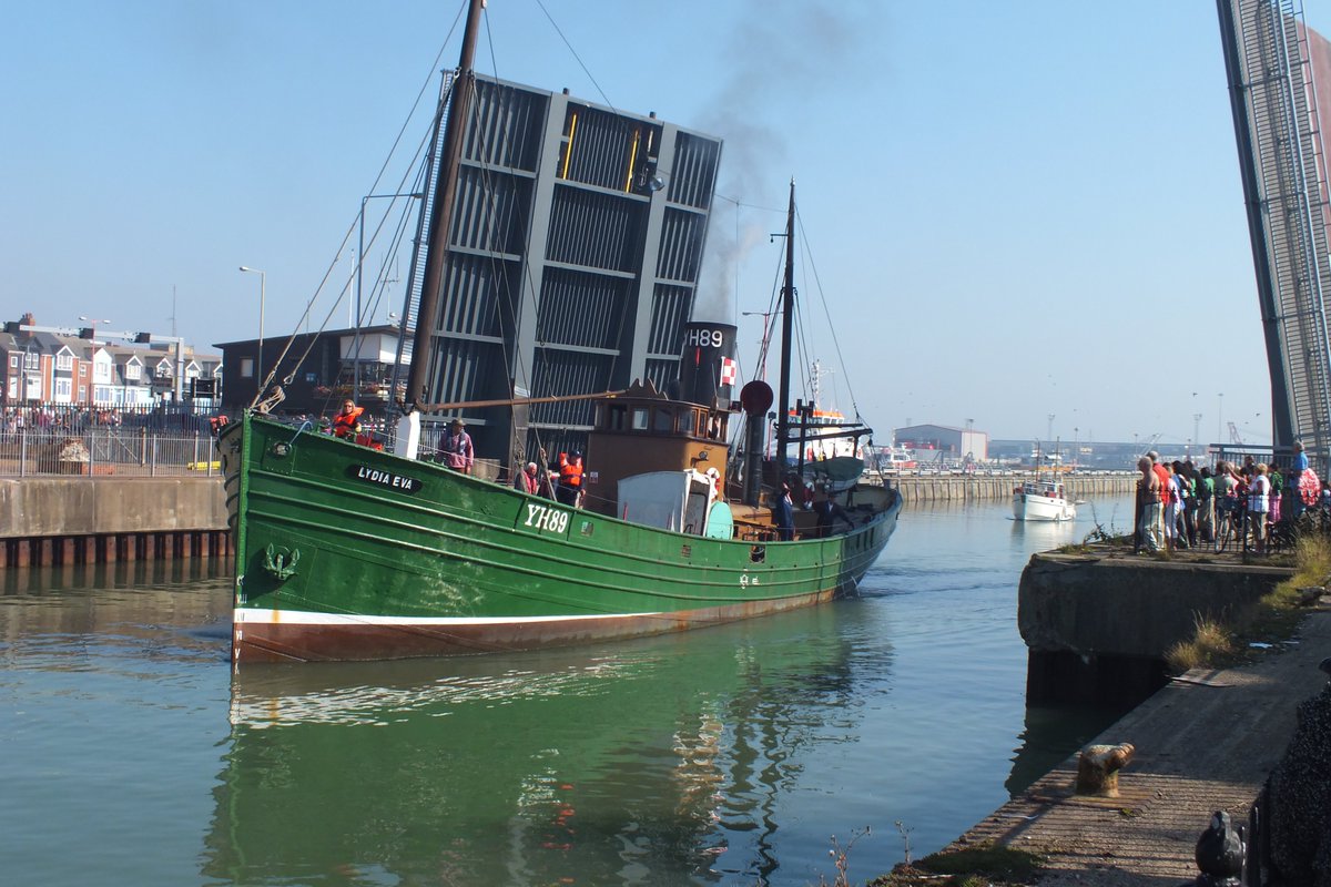 seuneke's tweet photo. Going through old photos I found these of 1/10/2011 the Lydia Eva steaming into Lowestoft #lydiaeva #drifters #shipping #steamboats https://t.co/vGEJWfWoNF