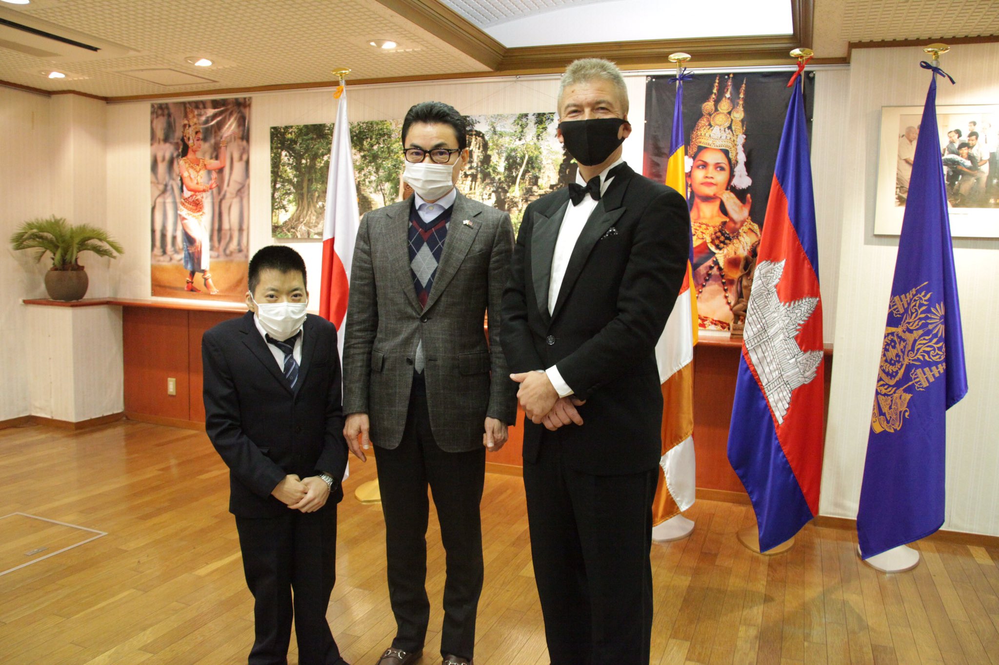 こやま 本日 カンボジア大使館訪問させて頂きました 写真中央が カンボジア大使のウンラチャナ閣下 右が普段お世話になっている山田ベンツ氏 英語でのスピーチはめちゃくちゃ緊張 英語勉強しよ ジャパンバリアフリープロジェクト カンボジア