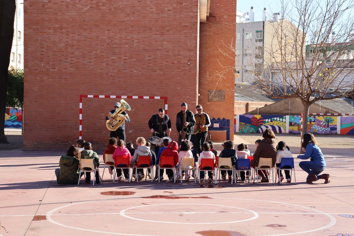 firatrapezireus's tweet photo. #Trapezi a les escoles. Ara mateix al Col•legi Sant Pau de #Reus i gaudim de les companyies Toto Malabars, Duo Laos i Le Meme.

#CulturaAReus #CulturaSegura @reus_cat @Dipta_cat https://t.co/Oczg8QUurZ