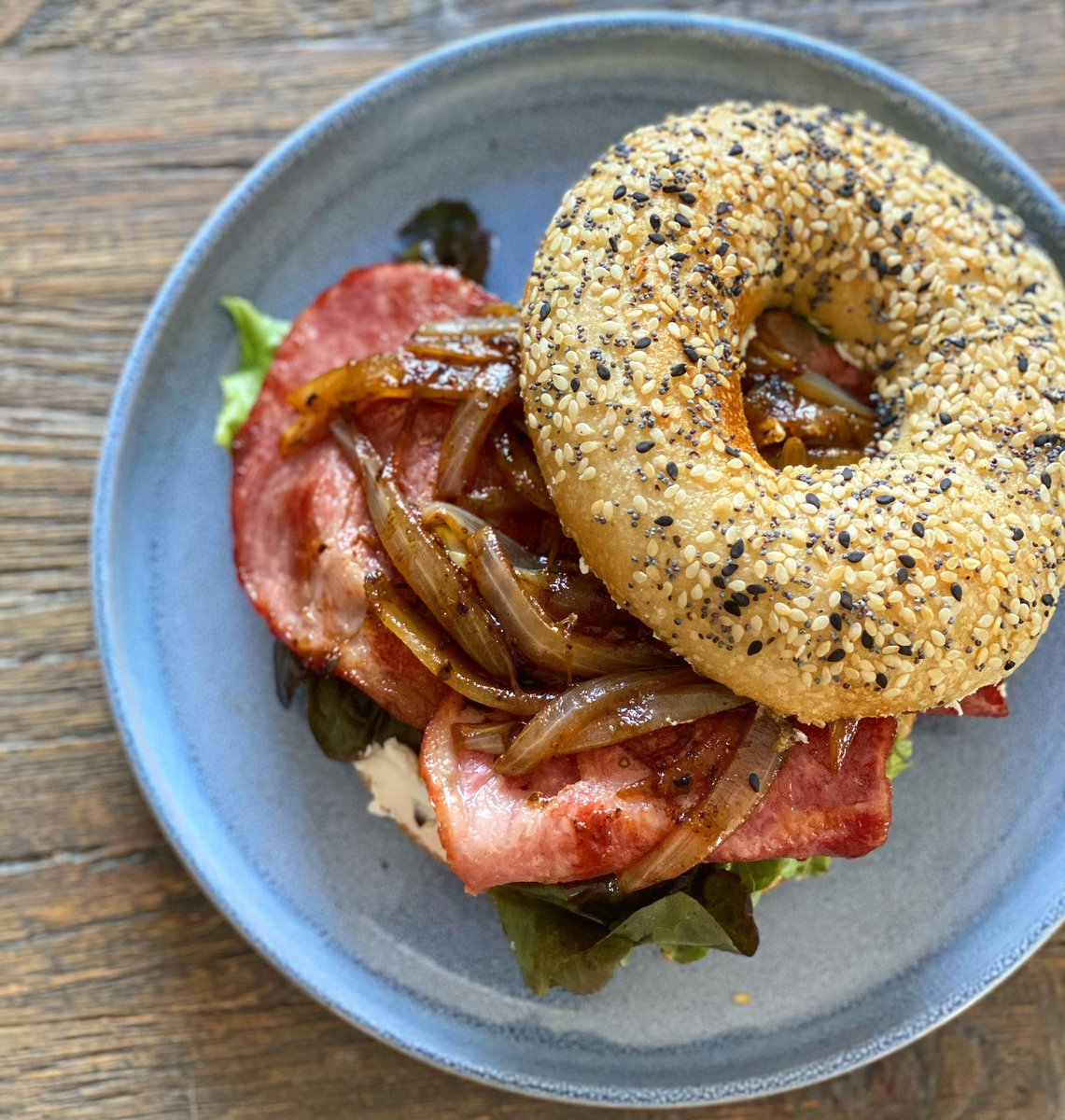 BACON, CARAMELIZED ONION & GOAT’S CHEESE BAGEL 🥯 
.
Such a delicious combo... try it - trust me! 😉
.
.
#zolanene #bagel #bacon #caramelizedonions #goatcheese #chevin #yummy #brunch #lunch