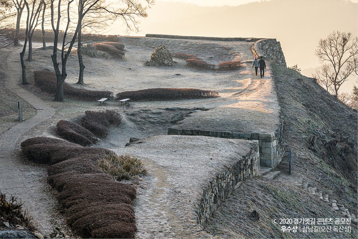 구불구불, 역사가 있는 길
울퉁불퉁, 개성이 있는 길
구석구석, 흔적이 담긴 길
.
역사와 문화유산이 함께 빚나는 
⭐경.기.옛.길⭐
.
코로나19로 답답한 요즘,
북적북적한 도시와는
또 다른 매력의 옛길을 소개합니다
.
.
#2020경기옛길콘텐츠공모전_수상작
.
자세히보기
bit.ly/37SXIvp
