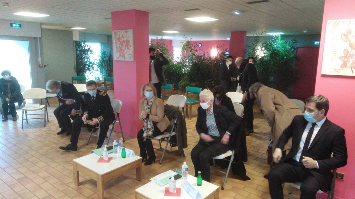 COORACE's tweet photo. Arrivée de @KlinkertBrigitt et @BrigBourguignon à l’Ehpad la Mesnie pour découvrir le partenariat avec l’association intermédiaire Cap avenir qui renforce les Équipes avec des salariés en parcours d’insertion https://t.co/J9CMV7Ykfn