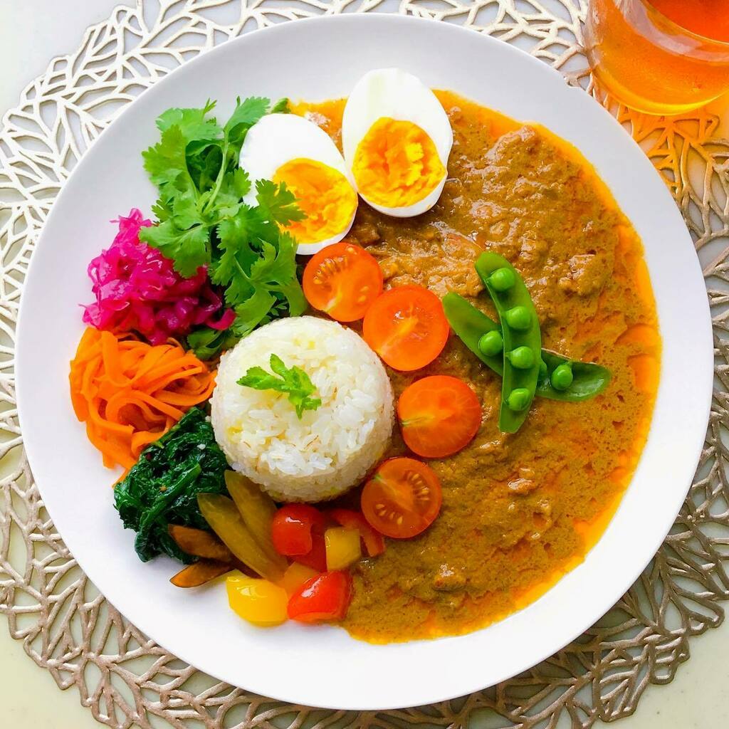 tropicalkitchen's tweet photo. One of my best presentation for pre-packed curry just released by my friend🍛

-
-
-
🍛Pre-packed tomato coconut curry topped w/ boiled egg, coriander, pickled red cabbage, carrot achaar, crown daisy sabzi, pickled papaya and capsicums, tomatoes and pe… https://t.co/mnGXJsvsuj https://t.co/vjssmU5Lqa
