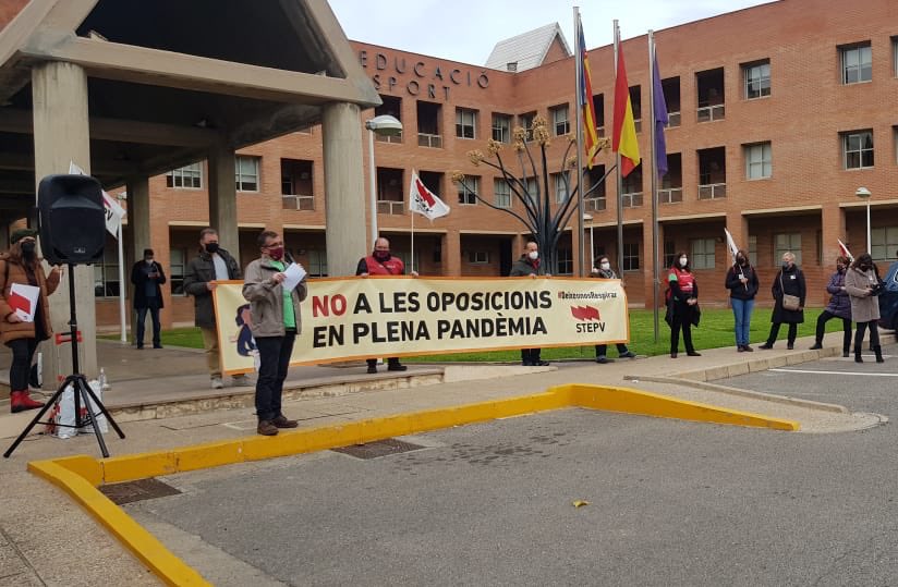 ManuSalutIV's tweet photo. #Vaga10D #AmbSTEPV

#DeixeuNosRespirar 

👉Per dir NO a les oposicions docents en plena pandèmia

👉Per l’obertura de les borses de treball

👉Per la consolidació del professorat interí 

#PerDignitat
#PerSolidaritat
#PerCoherència
#PerResponsabilitat

@STEPV_Iv 
@IntersindicalV https://t.co/kcieUr7QOw