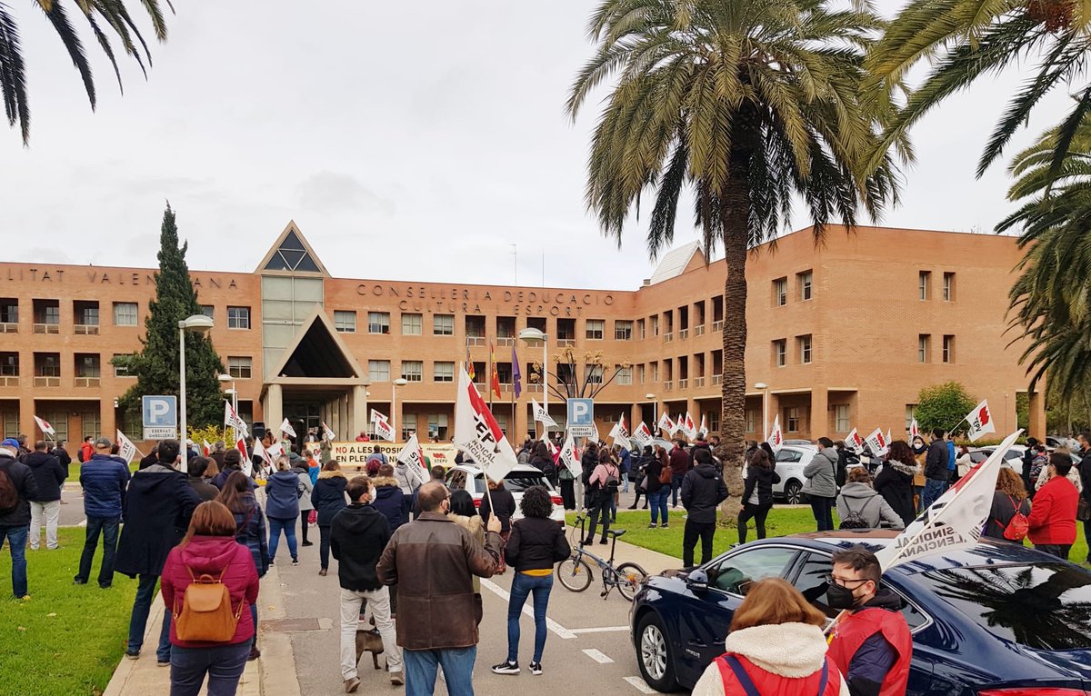 ManuSalutIV's tweet photo. #Vaga10D #AmbSTEPV

#DeixeuNosRespirar 

👉Per dir NO a les oposicions docents en plena pandèmia

👉Per l’obertura de les borses de treball

👉Per la consolidació del professorat interí 

#PerDignitat
#PerSolidaritat
#PerCoherència
#PerResponsabilitat

@STEPV_Iv 
@IntersindicalV https://t.co/kcieUr7QOw