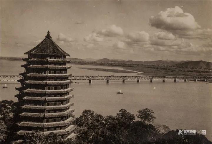 hangzhoufeel's tweet photo. Hundreds of old photos showing the scenery of Binjiang district are currently being exhibited untill Dec 20 at #Hangzhou Yonghe Art Museum. Despite consisting mostly of farmland as recently as 10 years ago, Binjiang is now a modern and rapidly developing area of the city. https://t.co/mY7Xa8KtAd
