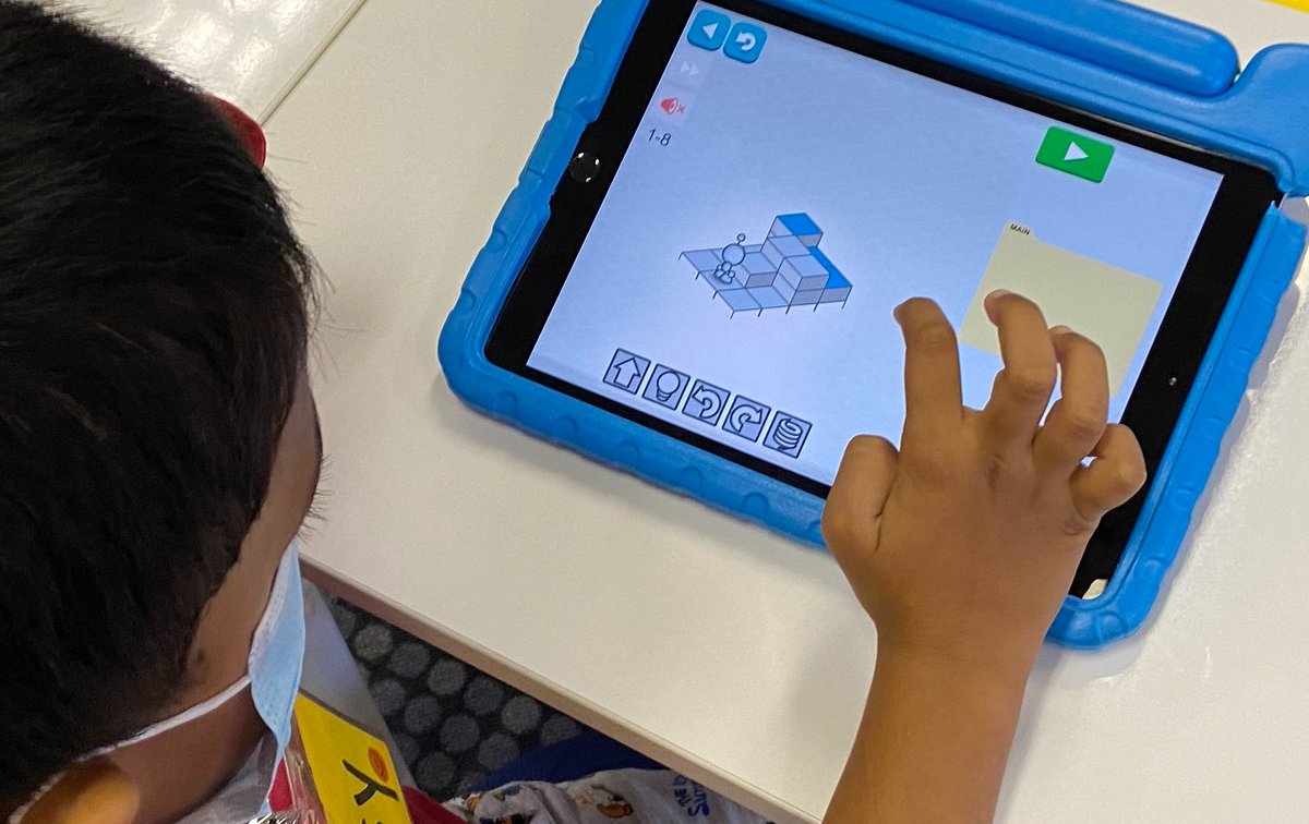 donovanhallnz's tweet photo. Working with these energetic @GESatKAUST G1 students to develop #ComputationalThinking via #LightbotHour. #TKSlearns #HourOfCode #CSEdWeek2020 https://t.co/91oY7zoxBC